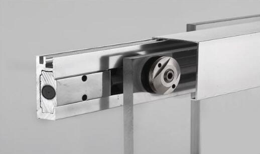 Dettaglio sistema scorrevole per vetro temperato Metalglas